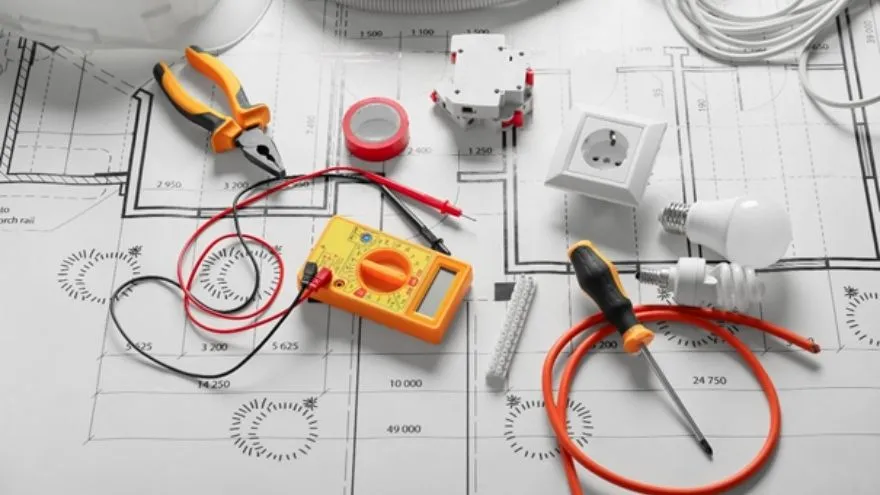 Czy potrzebny jest elektryk przy projekcie instalacji i remoncie mieszkania?